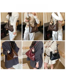Collage de modèles portant des sacs hobo vintage en cuir ciré marron, bordeaux et noir