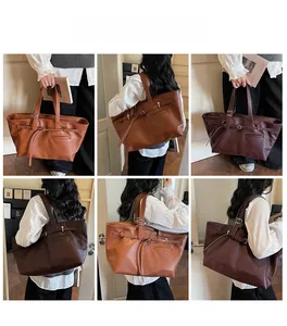 Détail du grand sac cabas vintage marron avec bandoulières réglables et lacets décoratifs