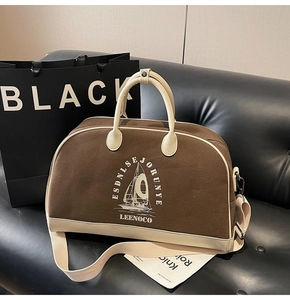 Dettaglio della borsa da viaggio Boston con stampa a vela e manici in pelle su divano