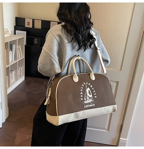 Vista dettagliata della borsa da viaggio in tela con stampa a vela e finiture in pelle
