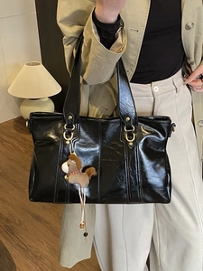 Borsa tote retrò in ecopelle nera con dettagli dorati e ciondolo a cavallo da donna