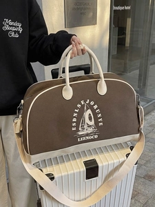Grande borsa da viaggio marrone scuro con finiture in pelle bianca e tracolla rimovibile