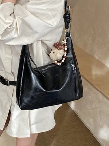 Sac fourre-tout rétro en cuir synthétique brillant noir avec pendentif ours en peluche