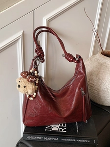 Sac fourre-tout rétro bordeaux en cuir ciré avec bandoulière nouée et breloque ours