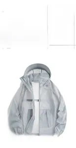 Gros plan de la veste de protection solaire gris clair avec détails respirants
