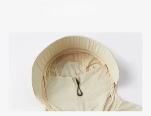 Détail d'une veste de protection solaire avec capuche respirante et couvre-nuque