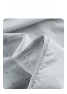Gros plan de la bordure intérieure et de la texture mesh sur veste pare-soleil gris clair