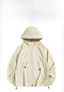 Vue à plat de la veste de protection solaire crème avec détails d'ourlet à cordon