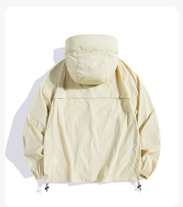 Détail du dos du coupe-vent beige à capuche avec ourlet à cordon de serrage réglable