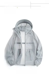 Détail de la veste de protection solaire gris clair avec cordon et poignets élastiques