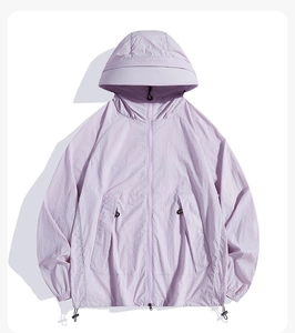 Gros plan de la veste d'extérieur lilas montrant les aérations et la texture du tissu