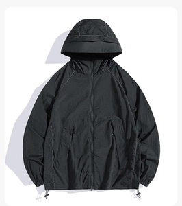 Détail de la veste à capuche imperméable avec ourlet réglable et aérations latérales
