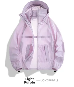 Détail d'une veste de protection UV violet clair avec capuche et poches zippées