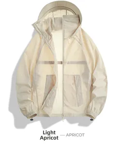 Détail de la veste de protection solaire abricot avec capuche et fermeture éclair