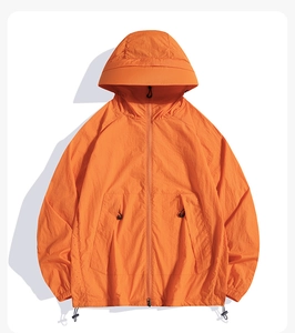 Vue détaillée d'un coupe-vent à capuche orange vif avec cordons de serrage réglables