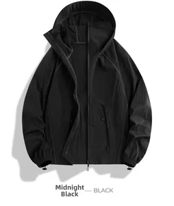Détail de la veste de protection solaire noire avec lignes réfléchissantes et texture