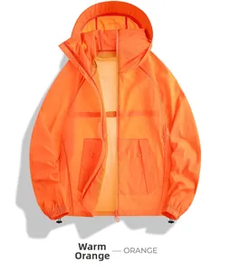 Détail de la capuche à cordon réglable et zip sur la veste de protection solaire orange