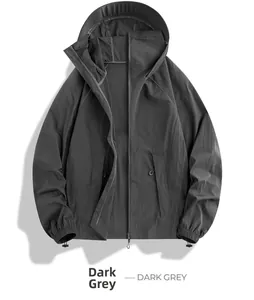 Détail d'une veste de protection UV gris foncé avec capuche et fermeture éclair lisse