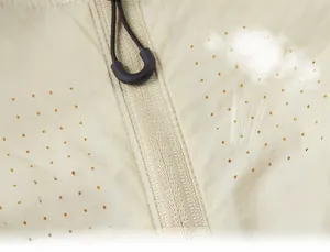 Détail des trous d'aération laser sur le tissu de la veste de protection solaire