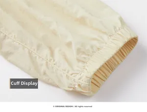Détail du poignet élastique d'une veste de protection solaire légère couleur beige
