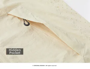 Détail de la poche zippée cachée avec cordon et trous de ventilation laser sur la veste légère