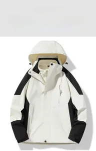 Detail der winddichten 3-in-1 Outdoor-Jacke mit Kontrastdesign und Logo-Print