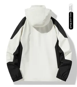 Detailansicht der winddichten Kapuzenjacke mit schwarz-weißem Farbblockdesign auf dem Rücken