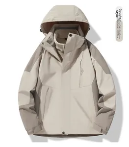 Detail der khakifarbenen 3-in-1-Outdoorjacke mit abnehmbarem Fleece und Kapuze