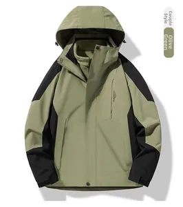 Details der olivgrünen wasserdichten Outdoor-Jacke mit Kordelzugkapuze und Klettbündchen
