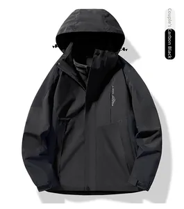 Detail einer schwarzen wasserdichten Outdoorjacke mit Kapuze und Aufdruck auf der Brust