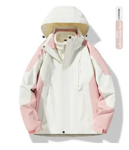 Detail der elfenbeinfarbenen und rosa 3-in-1 Jacke mit verstellbarer Kapuze für Damen