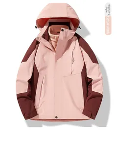 Detailansicht der rosa 3-in-1 Funktionsjacke mit Fleece-Innenfutter und Outdoor-Logo-Print