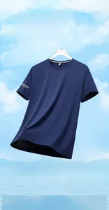 Détail du t-shirt de sport bleu marine montrant la maille respirante et le col renforcé