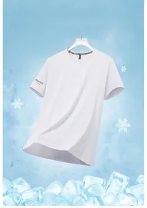 Détail d'un t-shirt de sport blanc en tissu respirant sur un fond de glace fraîche