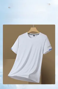 Détail d'un t-shirt de sport blanc en soie glacée respirante avec accents bleus aux manches