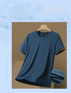 Détail d'un t-shirt de sport bleu foncé séchage rapide avec bandes réfléchissantes