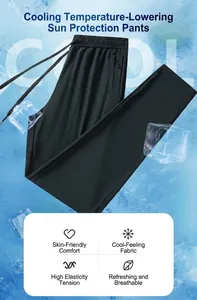 Détail du tissu en soie glacée sur jogging noir avec poche zippée et texture fraîche