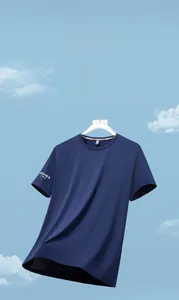Détail du tissu respirant en nid d'abeille et bande d'encolure sur le t-shirt bleu foncé