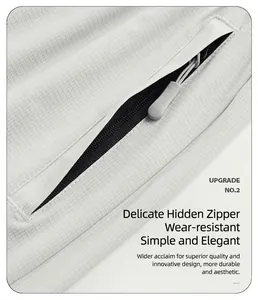 Détail de la poche zippée cachée sur le pantalon de sport en soie glacée gris