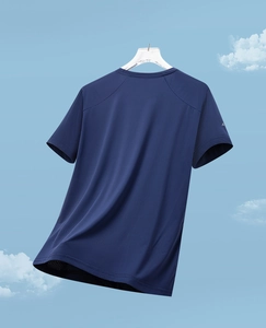 Détail de la texture alvéolée respirante bleu marine sur le t-shirt de sport séchage rapide