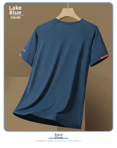 Gros plan sur le tissu en maille respirante bleu lac d'un t-shirt de sport