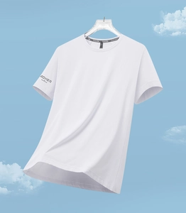 Détail du t-shirt de sport blanc à séchage rapide avec logo ADHER sur fond de ciel bleu