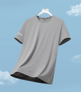 Détail du tissu gris à séchage rapide avec texture mesh et bande Exercise au col