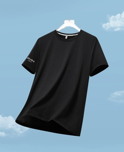 Détail du t-shirt de sport noir montrant le tissu respirant et l'imprimé ADHER sur la manche