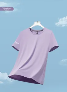 Détail d'un t-shirt de sport violet clair montrant le mesh respirant et le logo