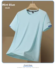 Gros plan du t-shirt de sport bleu menthe à séchage rapide avec maille respirante et manches