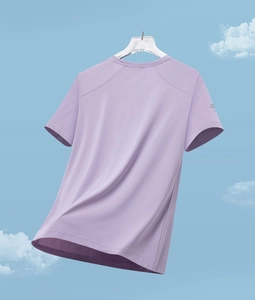 Détail du t-shirt de sport lilas à séchage rapide avec maille et logo sur la manche