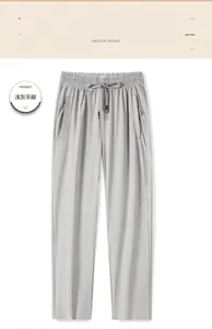 Détail du pantalon en soie glacée gris clair avec taille élastique et poches zippées