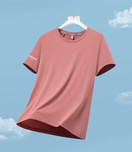 Détail d'un t-shirt de sport rose montrant le mesh respirant et le logo sur la manche