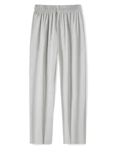 Détail du pantalon en soie glacée gris clair à jambe droite avec taille élastique et tissu léger